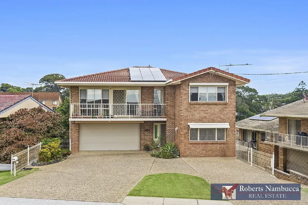 Nambucca Heads 5 Bedroom Possible 3 Income Investment or Dual Family Home...