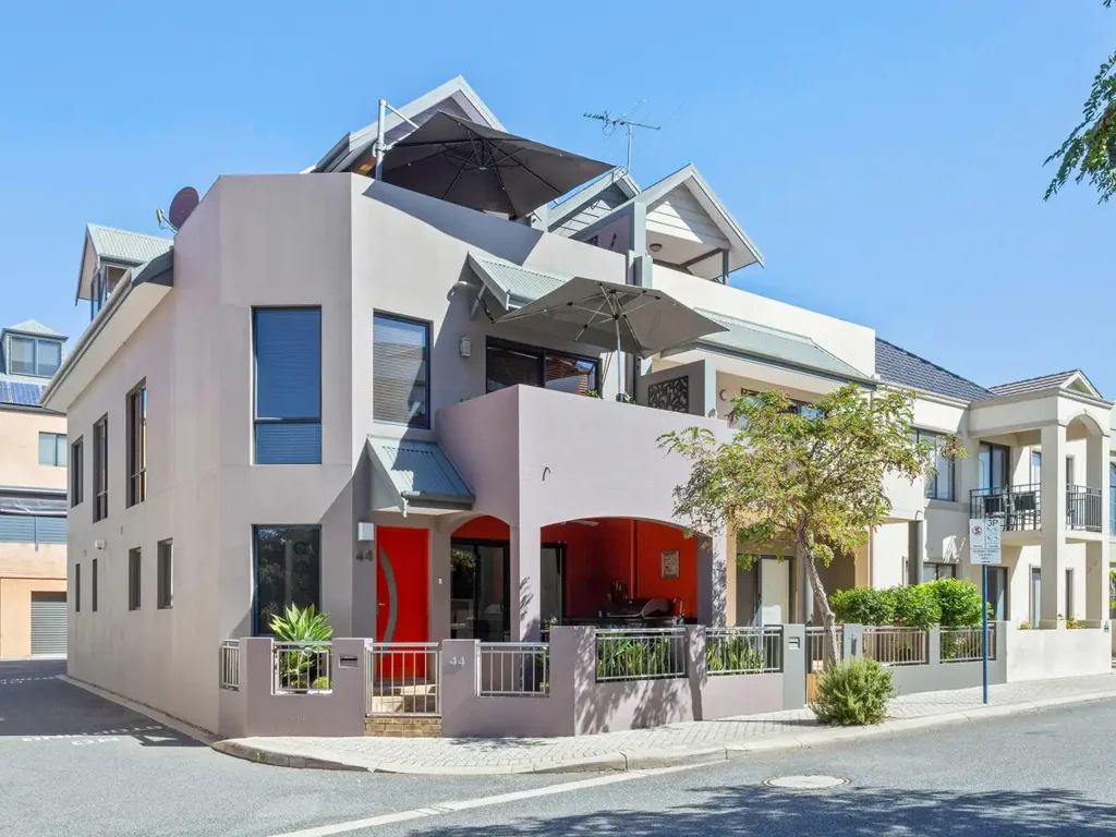 East Perth 3कमरा Modern Convenience!