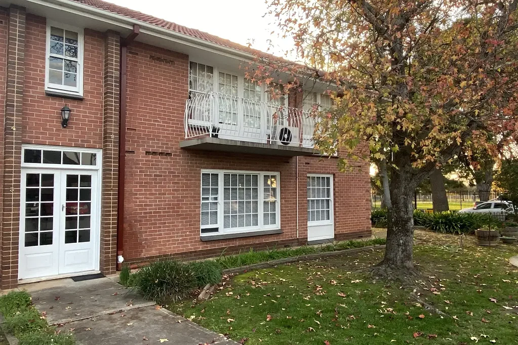 Beautiful and Spacious 2 Bedroom Ground Floor Unit in a Prime Location