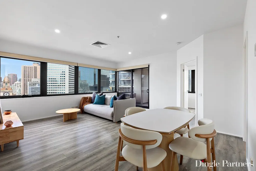 Melbourne 2房 壮丽城市景观 宽敞室内空间 高挑天花板 石质台面厨房 超大主卧 住户健身房 游泳池 桑拿 中心繁华地段 Extra Spacious with Magnificent Melbourne Views