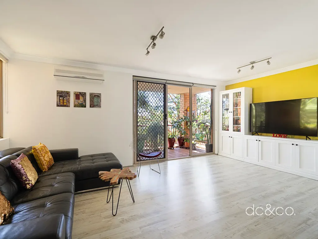 North Strathfield 3房 转角优越位置 精致三居公寓 主卧带私人阳台 双重生活阳台 现代厨房石台面 高端电器 两间浴室 主卧套间 全屋空调 度假村泳池 热带花园 奥林匹克公园近 Expansive corner sanctuary with resort-style elegance