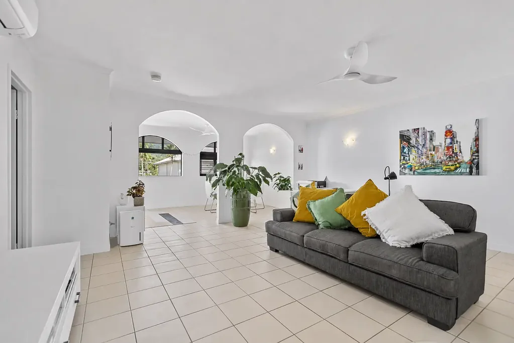 Palm Cove 2Phòng ngủ TROPICAL OASIS IN THE HEART OF HIGHLY DESIRABLE PALM COVE - MOVE IN OR INVEST!