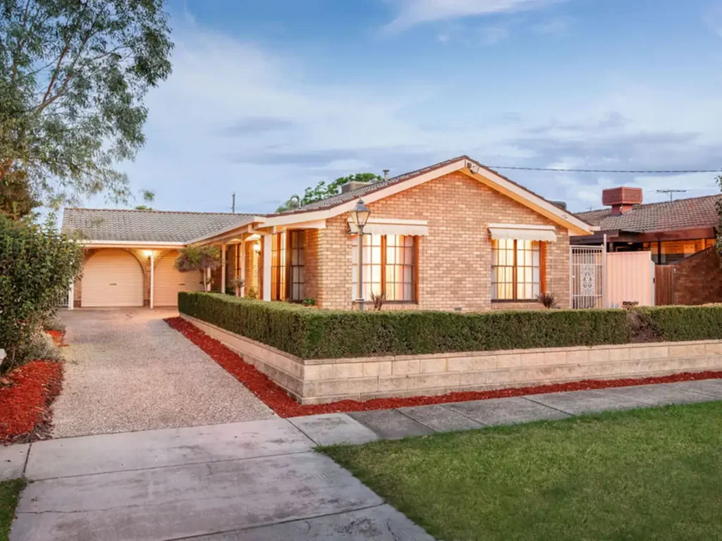 Comfortable family living in a convenient and established neighbourhood.