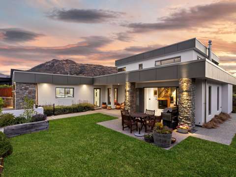Frankton 4房  Exquisite Lakeside Living with Unparalleled Views
