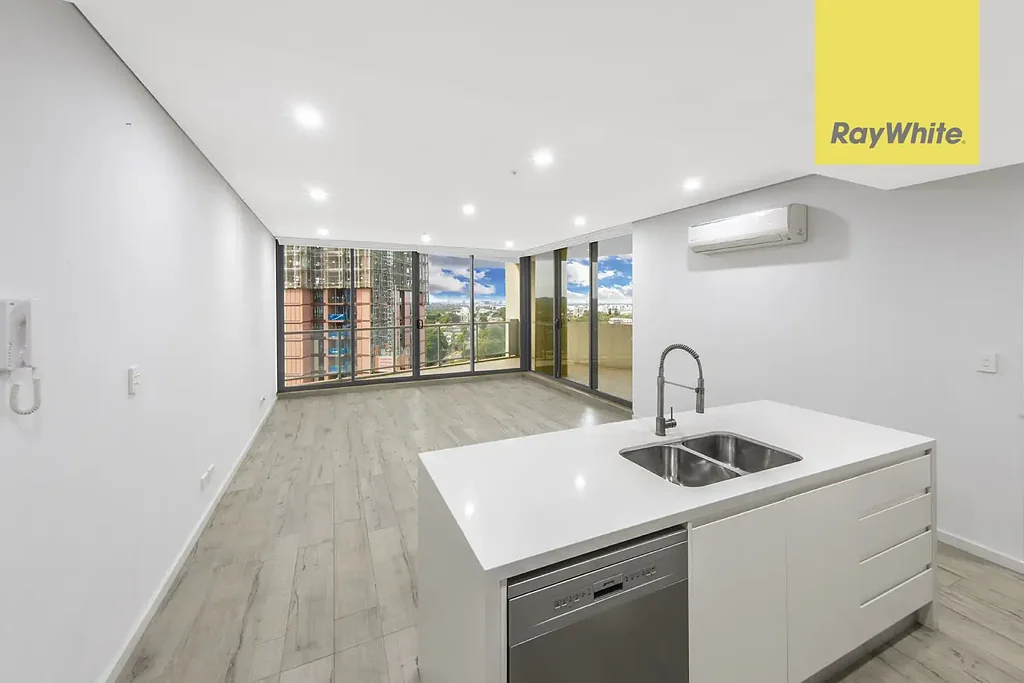 SUNDRENCHED EXECUTIVE STYLE TWO BEDROOM APARTMENT IN PRIME CBD LOCATION - LUXURY AND LOCATION