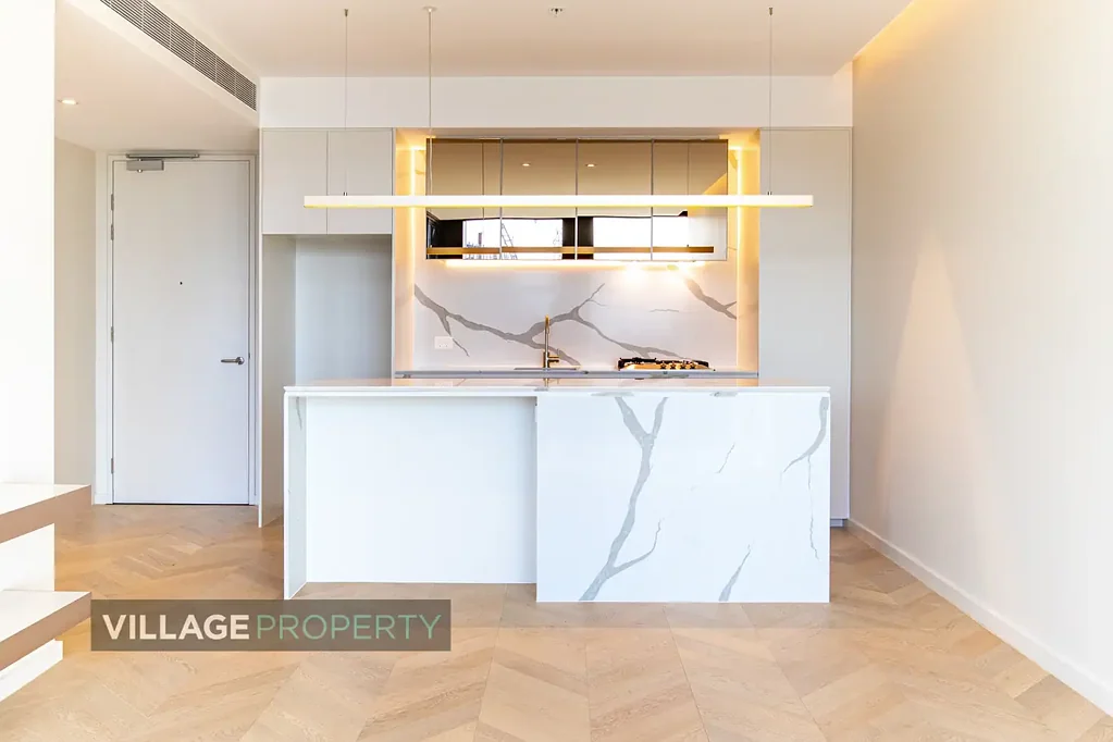 60 Bathurst Street - High Floor Spacious Residence