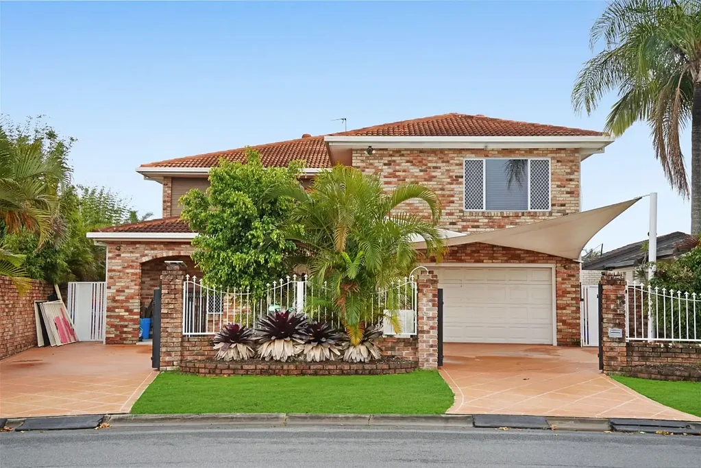 Benowa 5 Slaapkamer Rare NORTH-TO-WATER Waterfront Living with 25.5 Meters of River Frontage