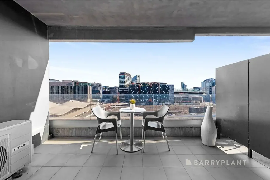 Melbourne 1房 高层CBD生活，带露台，现可入住！（约8.5%回报率！） Elevated CBD Living with terrace available now! (Inc 8.5% return approx!)