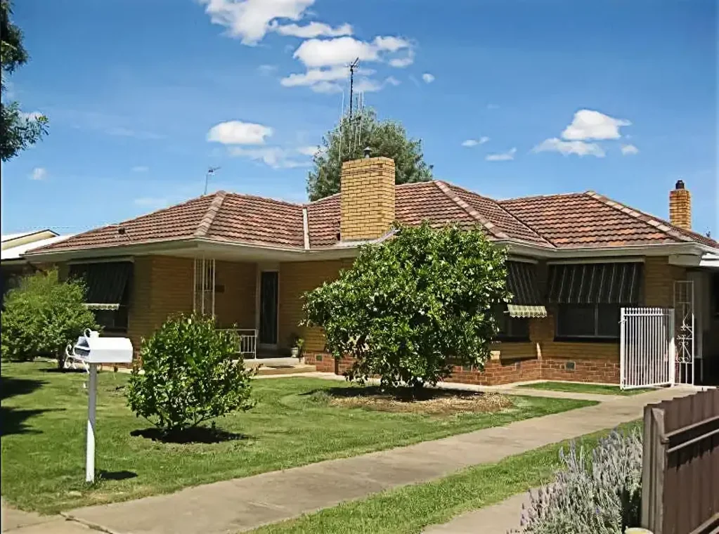 RECENTLY REVOVATED FAMILY HOME IN QUIET COURT