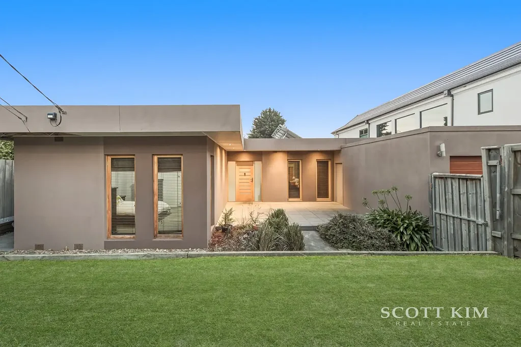 Glen Waverley 4房 宽敞738㎡地块 17.7米宽正街 中心生活枢纽 四卧主卧套 宽敞户外平台 超大两车位车库 Grand Family Entertainer, With Space, Style and Comfort