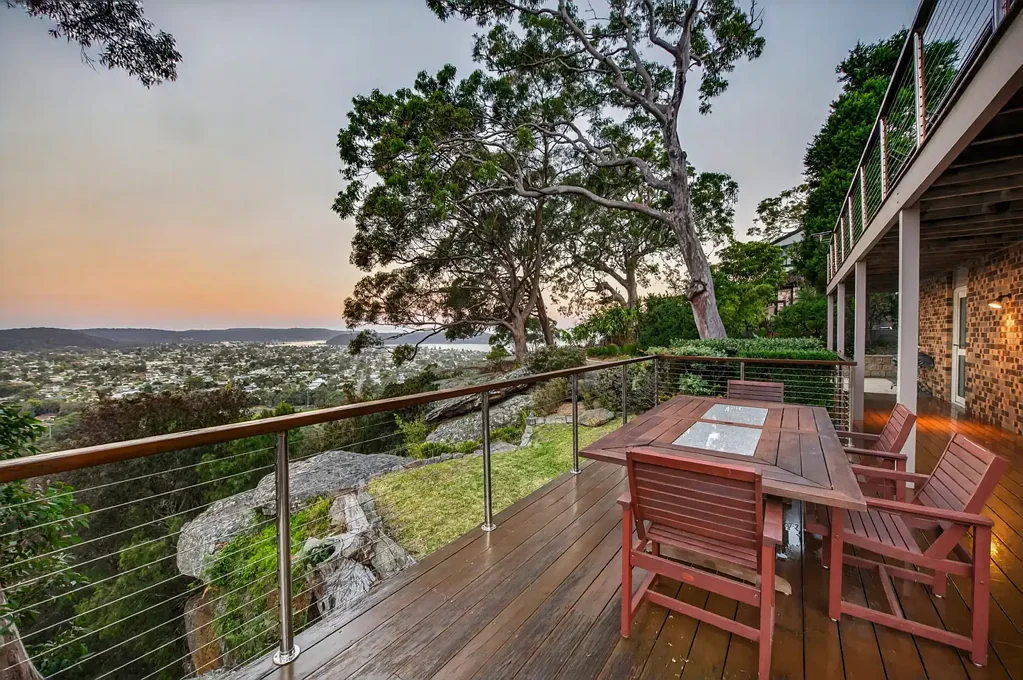 Umina Beach 3 Slaapkamer Elevated Coastal Living with Sweeping Area and Water Views.