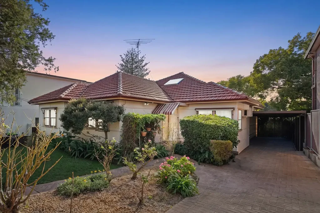 Roselands 4Zimmer Spacious Family Home with Exciting Future Potential