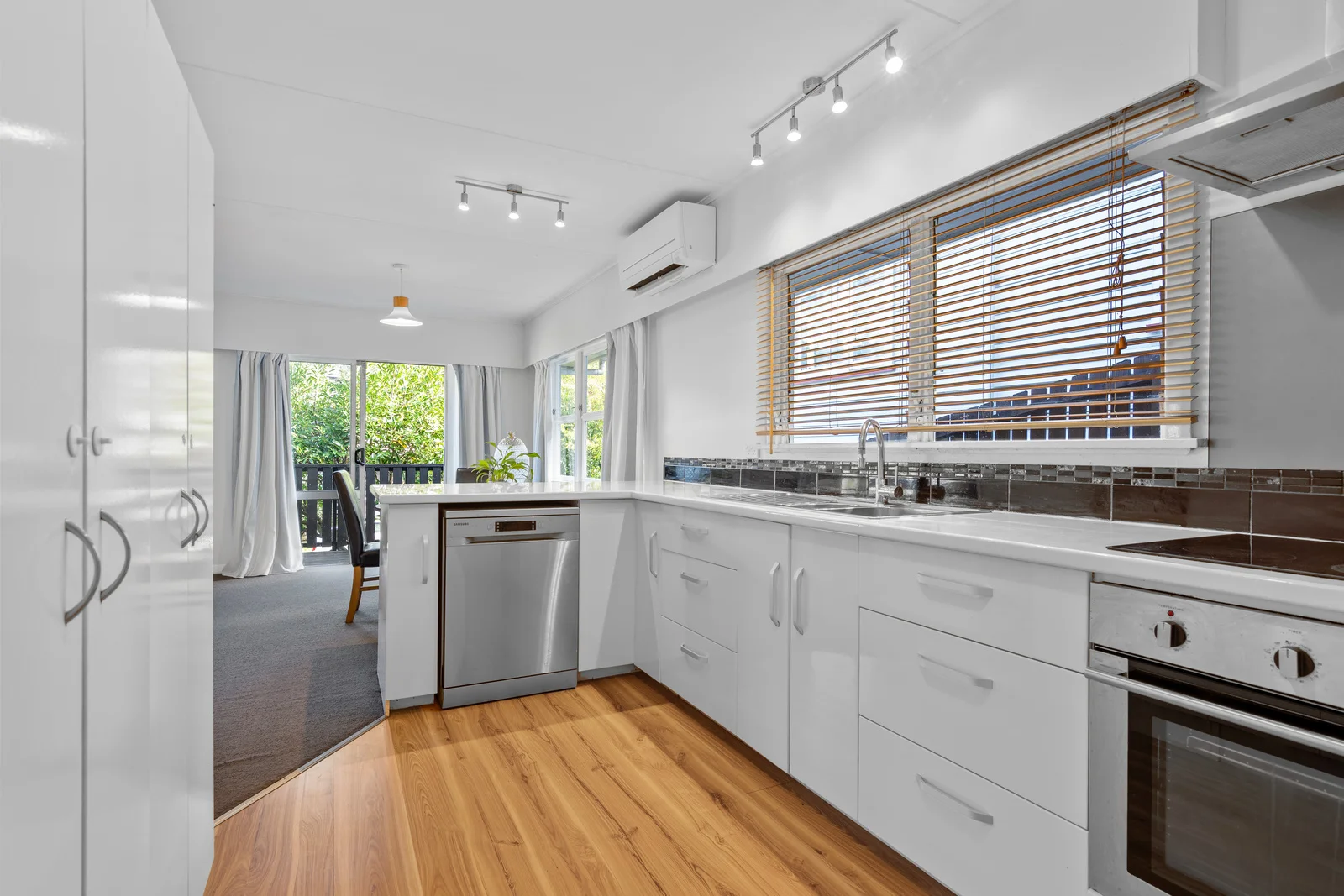 Washington Valley 3房 Spacious Family Living - large deck and section