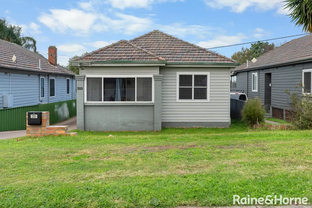 Sandgate 3房  Modern Family Living with Space, Style & Convenience