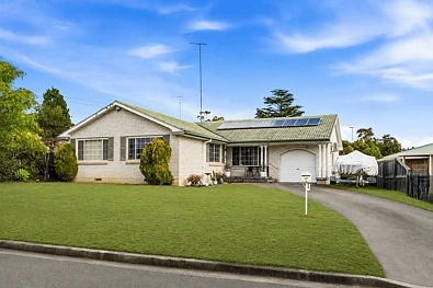 Emu Plains 4 Bedroom A Convenient Family Home in Emu Plains