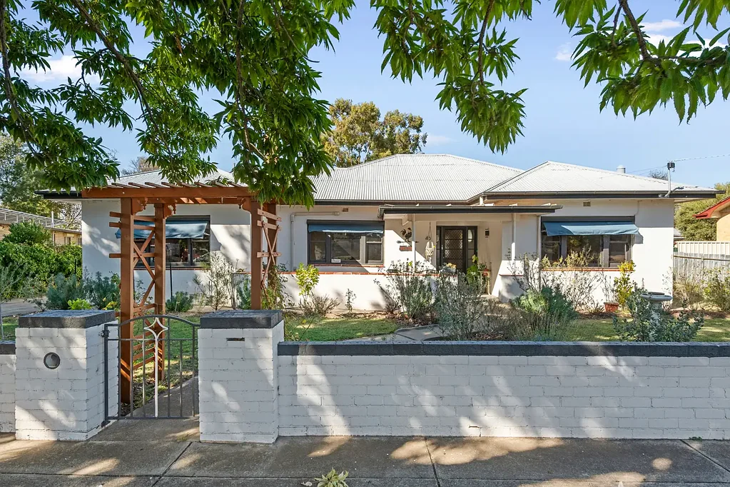 Maryborough 3Zimmer Charming Home on Over 1,100m² in Prime Location – Room to Live, Room to Grow!