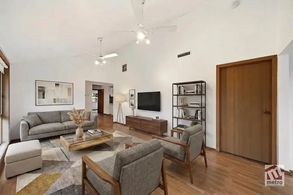 CLOSE TO SHOPS, SCHOOLS & STATION!