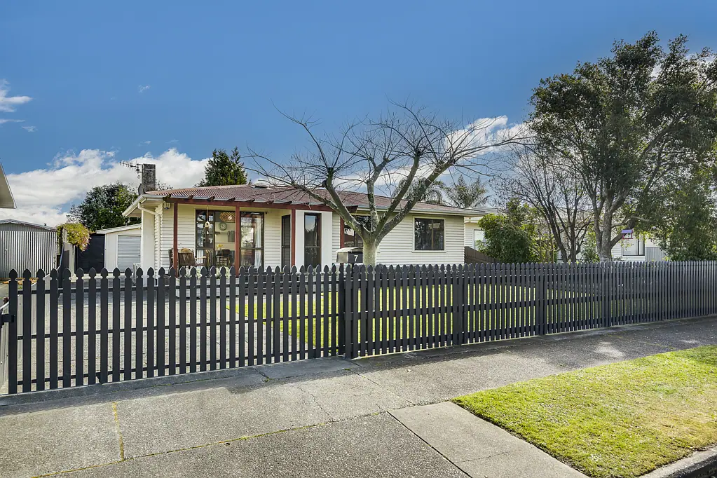 Onekawa 3 Bedroom Family Entertainer + Rumpus, Bring Your Chickens!