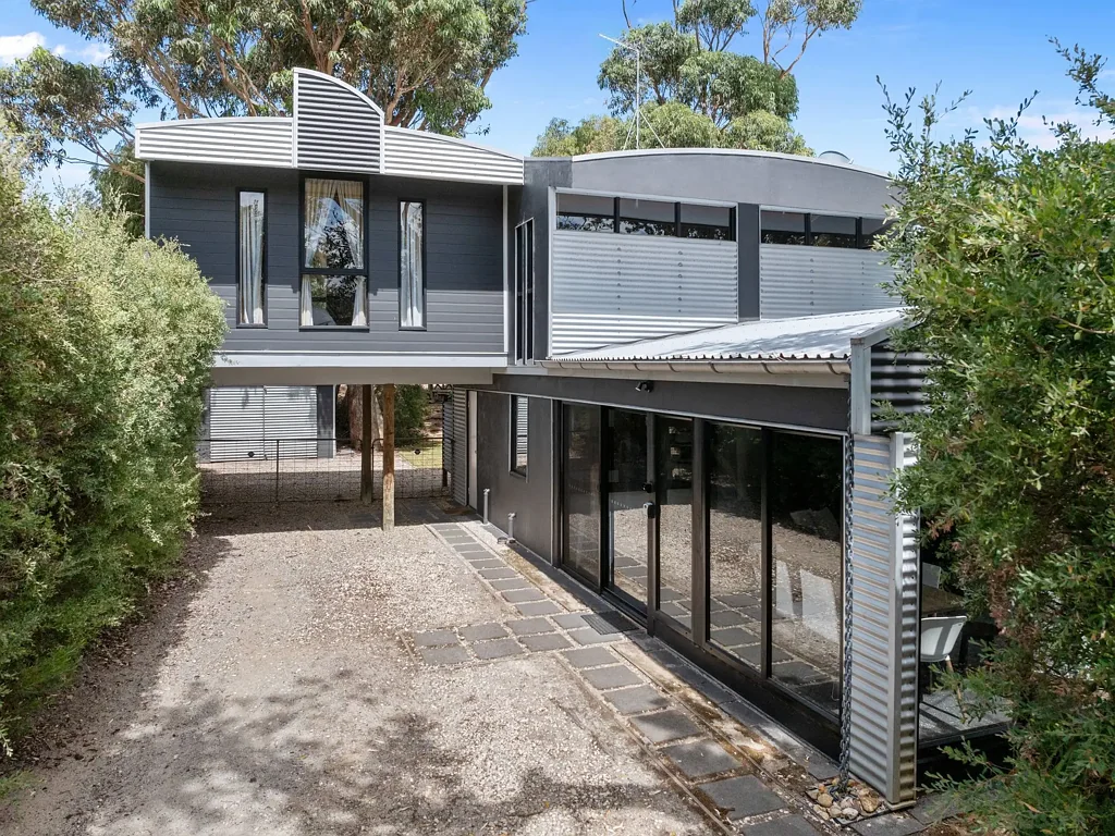 Inverloch 4Phòng ngủ Coastal Charm & Character at 27 Veronica Street