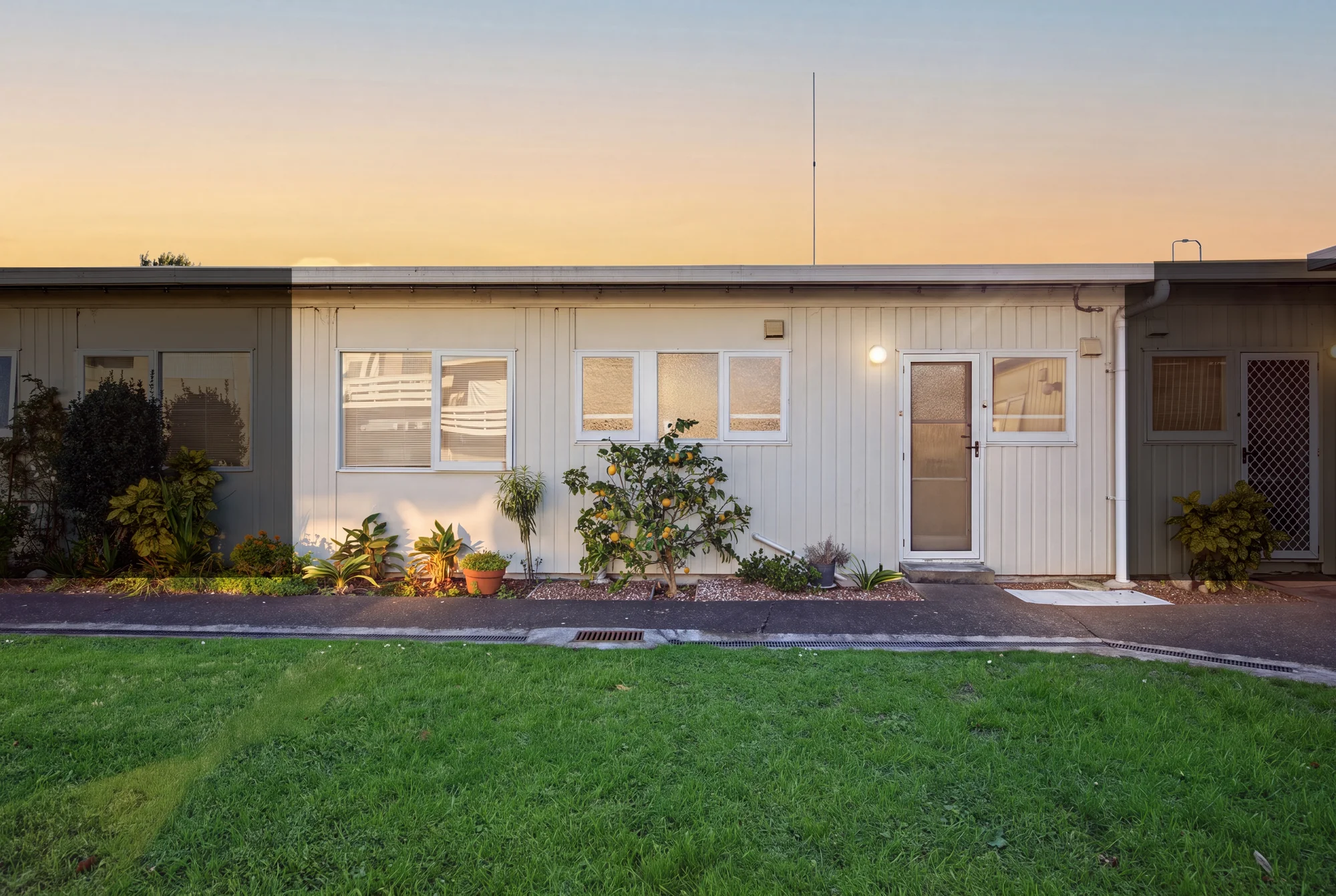 Henderson 2Zimmer Location, Location, Location!!