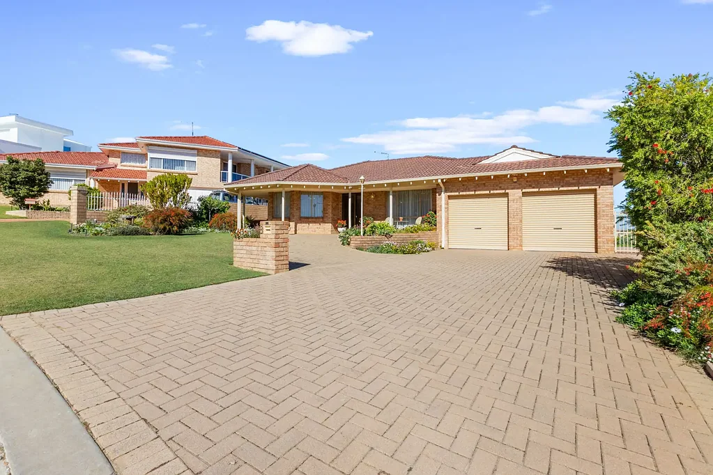 Coogee 4Phòng ngủ Where ocean views meet family comfort in coastal Coogee