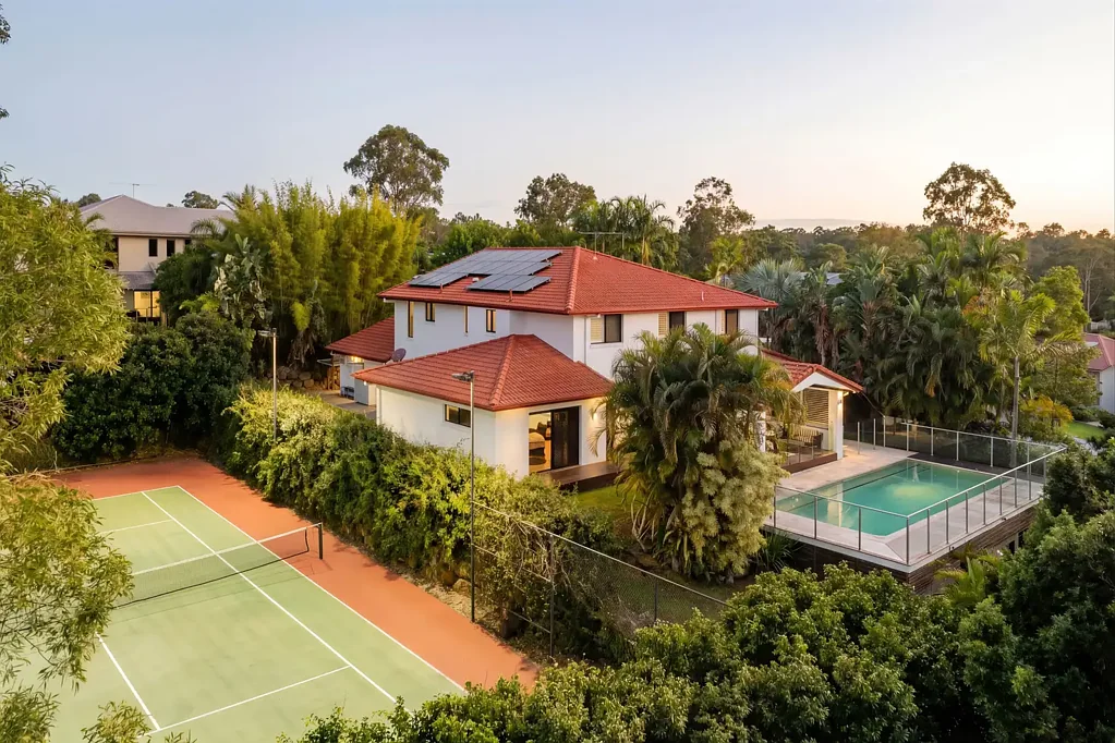 Pullenvale 5 Bedroom Modern Family Living On One Acre With A Tennis Court
