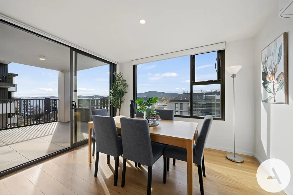 Dickson 3Phòng ngủ North-East Facing, Elevated Living, Beautiful Views, Space and a Lockable Basement Garage - Move-in Ready!