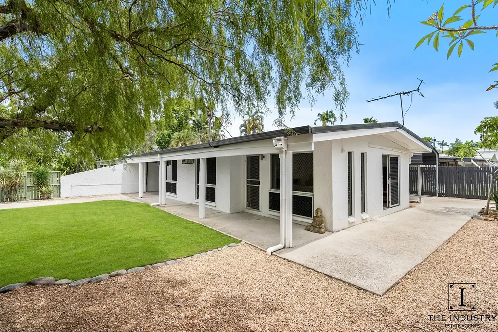2/18 Jacaranda Street, Holloways Beach, QLD 4878