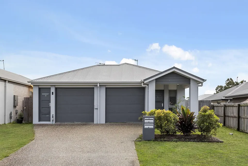 Burpengary East 5房 双联投资物业 5卧3卫2车位 现代装修 即时租金970元 强势增长区 High-Yield Duplex Investment with Strong Returns in Burpengary East
