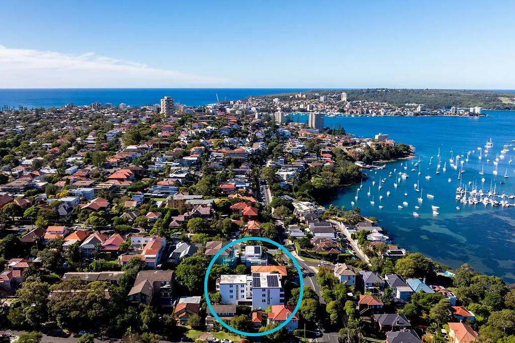 Balgowlah 3房 顶层壮丽海港景观 东北向阳光充沛 两个阳光露台 现代厨房带岛台 超大卧室带套间 双车位车库 能源高效舒适 North-east penthouse style living with terraces, views and all-day sunshine