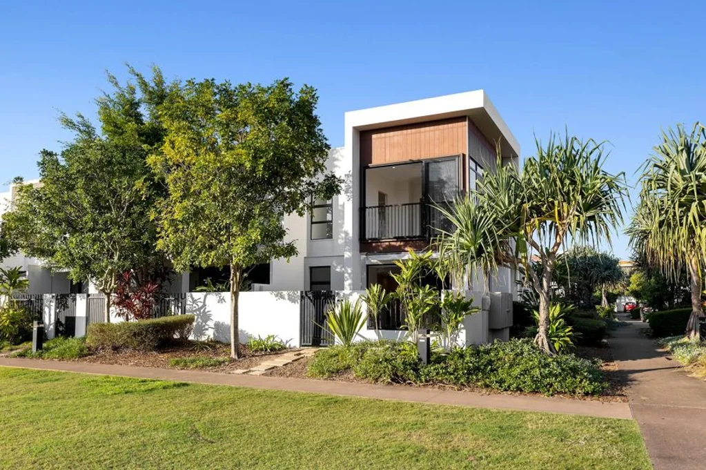 16 Mayfair Lane, Hope Island, QLD 4212