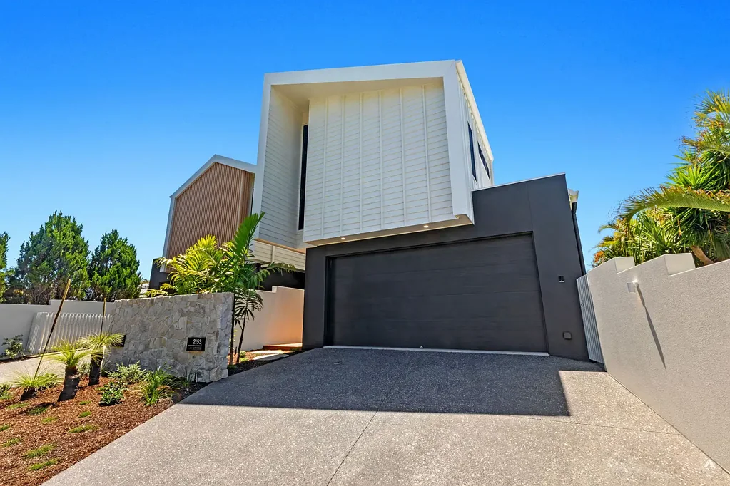 Bokarina 4 Slaapkamer Brand New Bok Beach Living from Award Winning Local Builder
