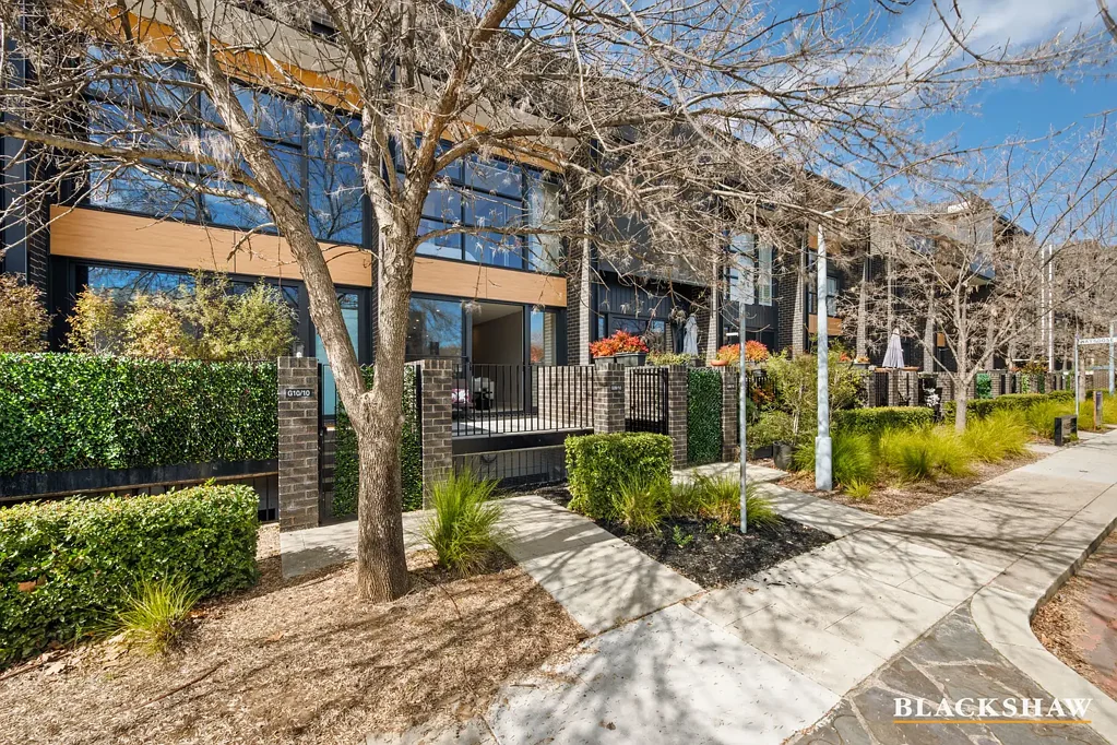 Kingston 2房  Effortless Living Surrounded by Cafés, Culture & Community feature two bedrooms plus home office!