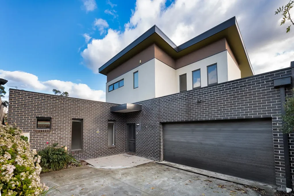Spacious & Stylish Family Townhouse in Prime Ringwood Location