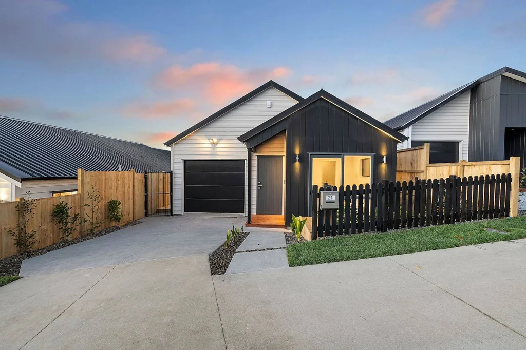 Orewa 4 Bedroom Dual Master Suites with Stunning Bush Views