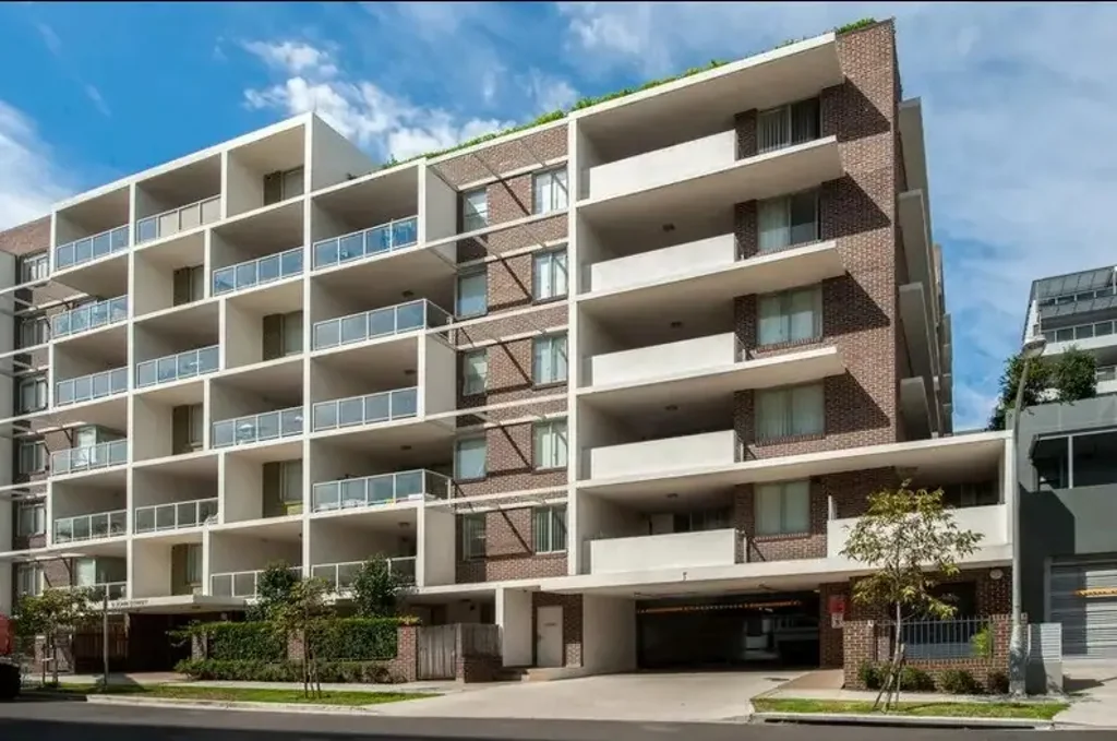 Two bedroom plus Study (can be used as 3 bedroom) in the heart of Mascot