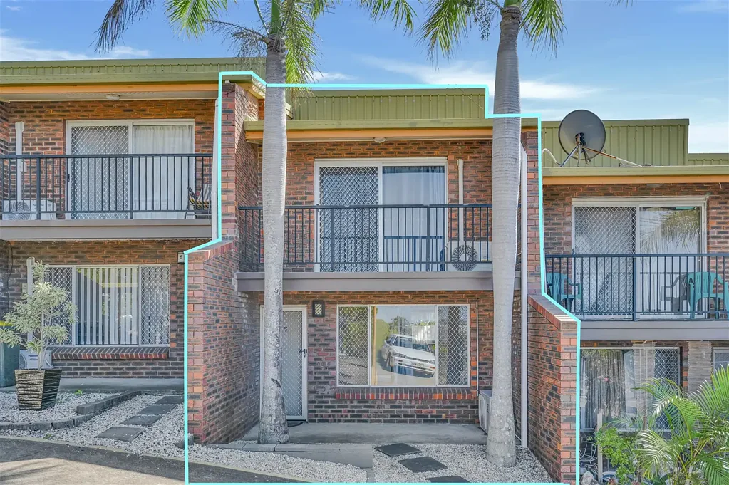 Gladstone Central 2 Bedroom Low-Maintenance Unit in Great Location – Move in Ready!