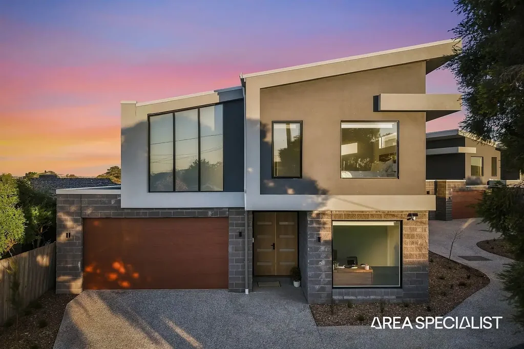 Rockbank 4Kwarto The Brief: Impressive 33-Square Double-Storey Family Home Right Next to the Park