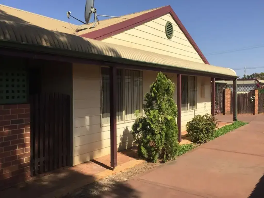 Low Maintenance 3 bedroom Unit