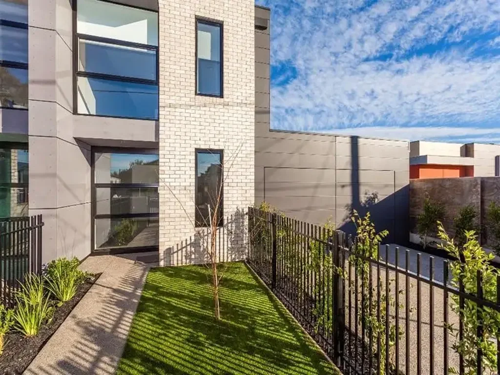 Modern Townhouse in Convenient Location