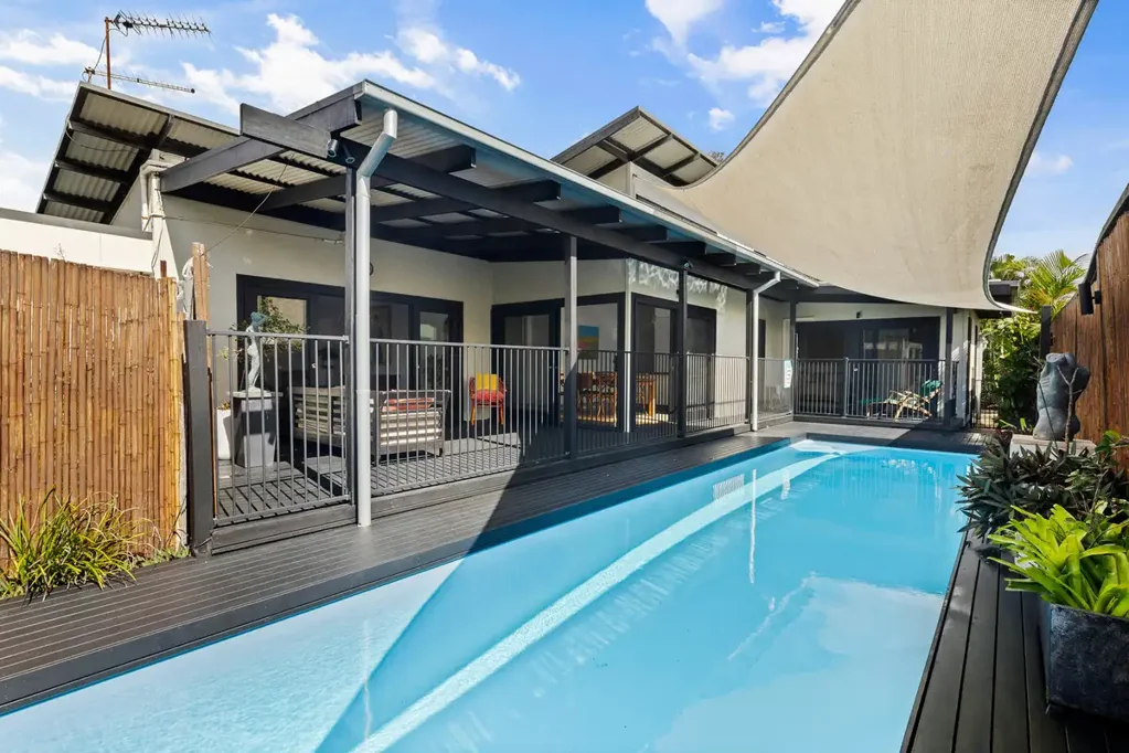 Suffolk Park 5chambre Dual Living Coastal Retreat with Poolside Entertaining & Income Potential