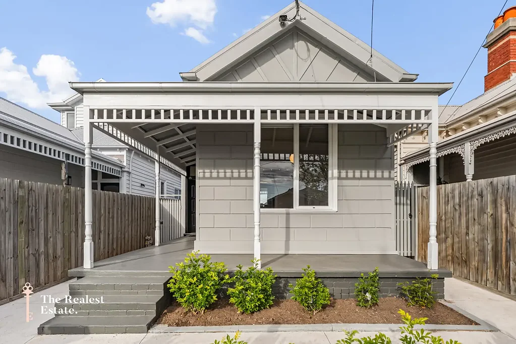 Moonee Ponds 3房 经典weatherboard住宅 高挑天花板 石材台面厨房 三卧带衣柜 独立工作室 宜人后院庭院 交通便利 130米公交 TIMELESS CHARM MEETS MODERN LIVING