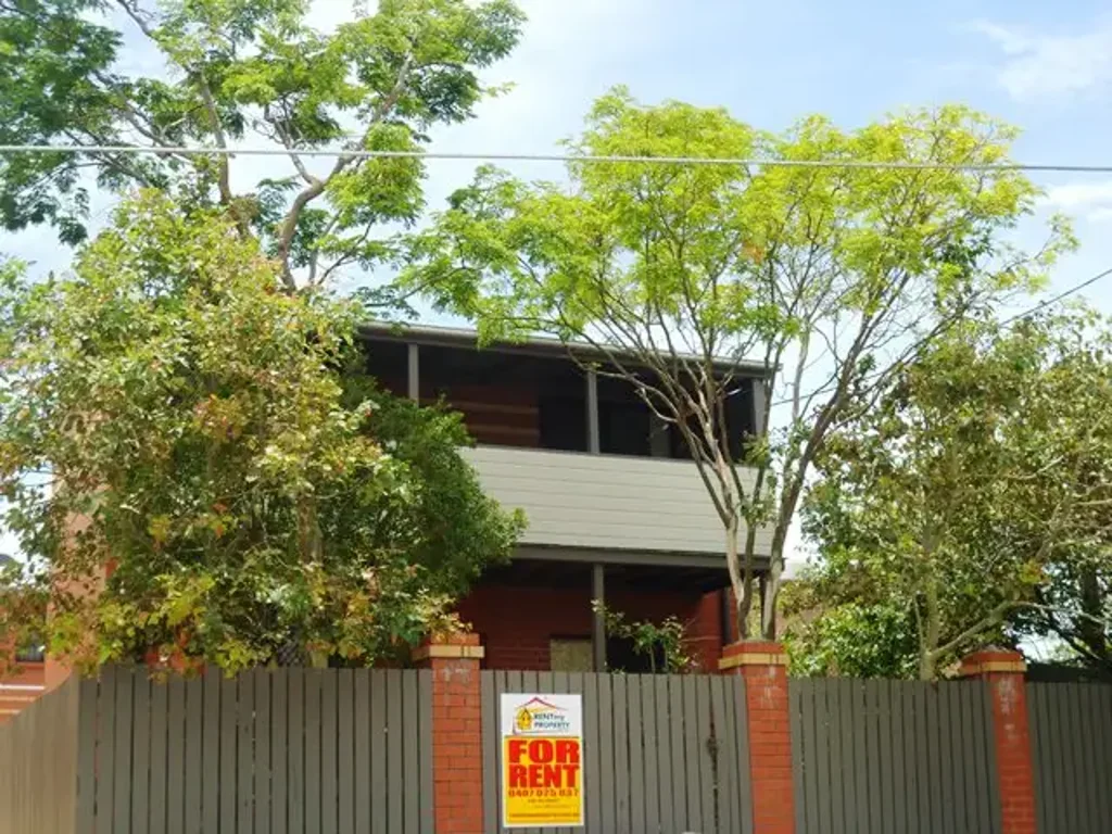 STAND ALONE 2 LEVEL FRESHLY PAINTED TOWNHOUSE IN THE HEART OF LUTWYCHE - NEW CARPETS AND BLINDS!