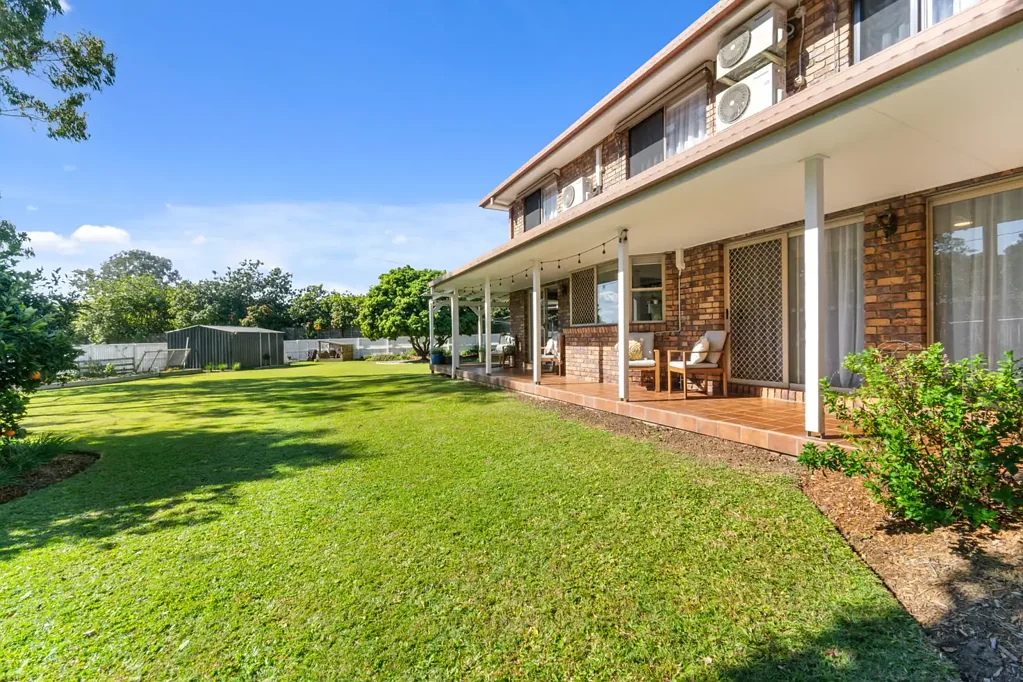 Albany Creek 4બેડરૂમ Beautifully Renovated Family Home on a Massive 1,107 sqm Block with Dual Driveway Access