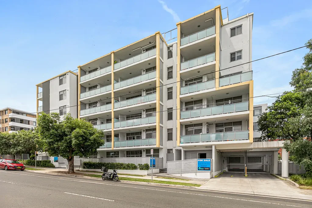 North Facing 2 Bedroom Apartment With Mountain Views