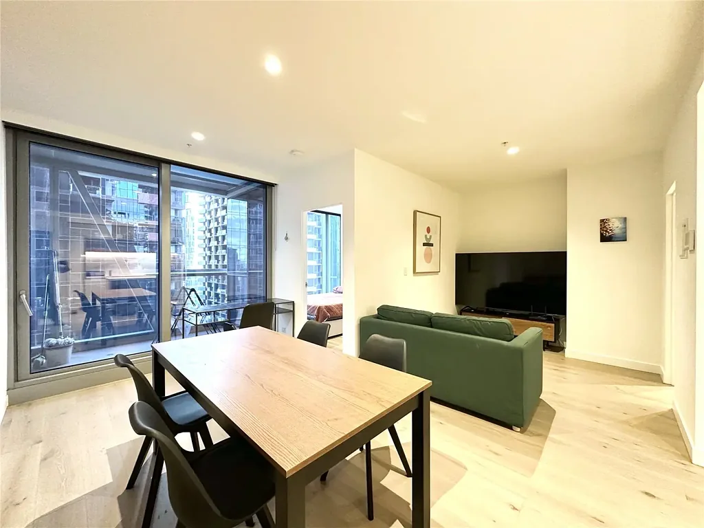 6 MONTHS LESASE ONLY - FURNISHED FLOORBOARD ONE BEDROOM APARTMENT LOCATED IN WEST SIDE PLACE - MELBOURNE CBD!!!