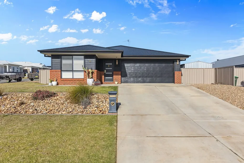 19 Valencia Drive, Gobbagombalin, NSW 2650