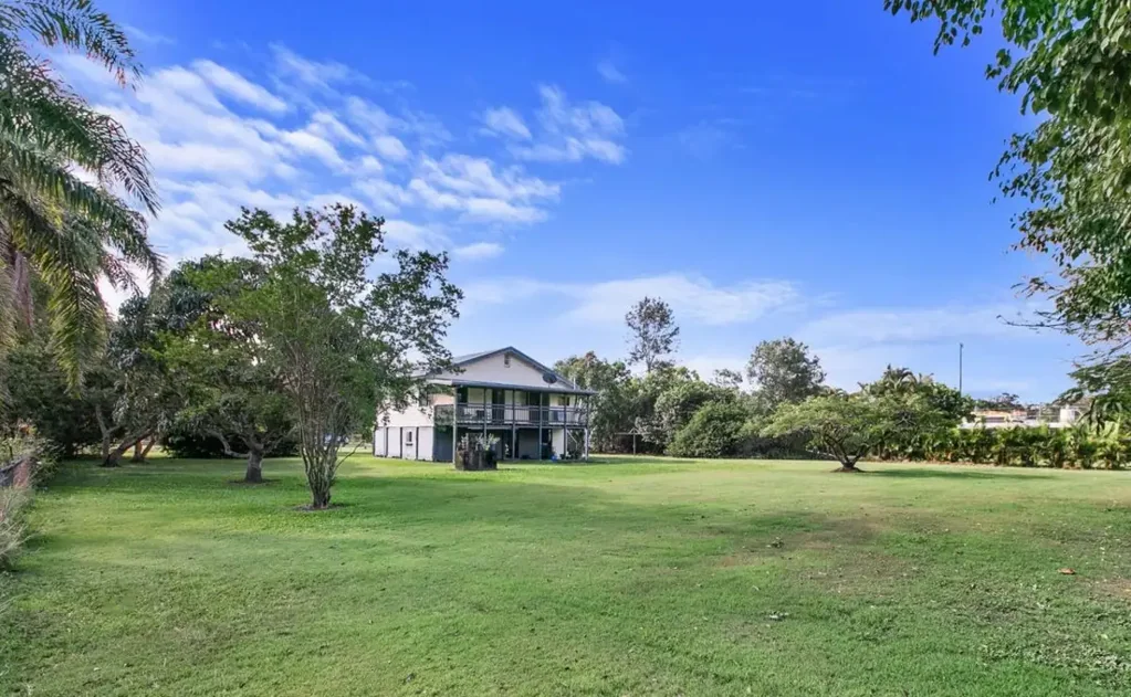 Howard 3ਬੈੱਡਰੂਮ 3 Bedroom Home On Spacious 2,332m² Block - Right In The Heart Of Howard!