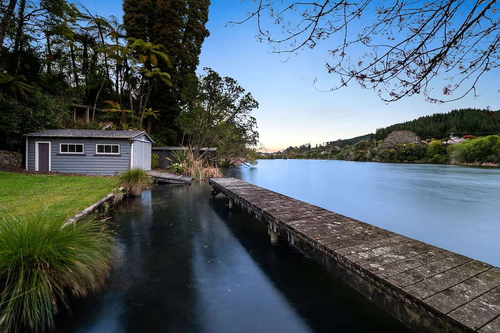 Lake Rotoiti 6房  Lakefront estate with jetty, sheds and cottage
