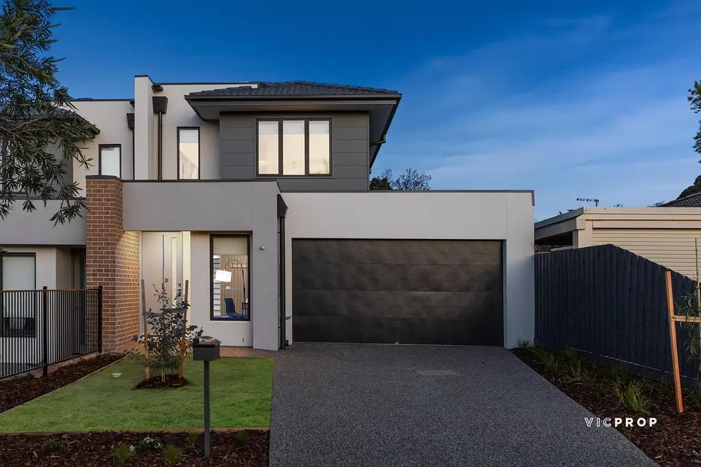 Ferntree Gully 4房 全新、宽敞家庭生活空间，享有山景 Brand New, Spacious Family Living with Mountain Views